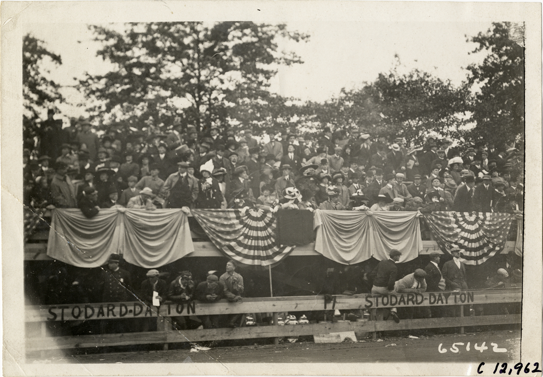 Pit crew and spectators, 1910 Fairmount Park races