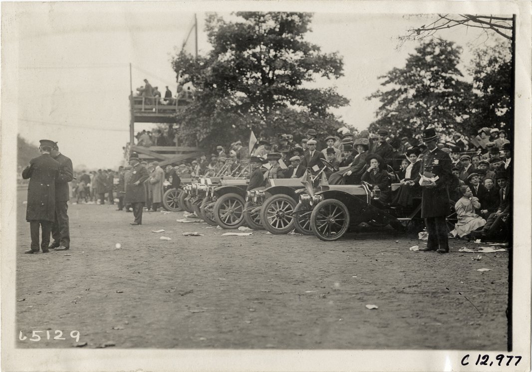 Spectators and automobiles on roadside, 1910 Fairmount Park races
