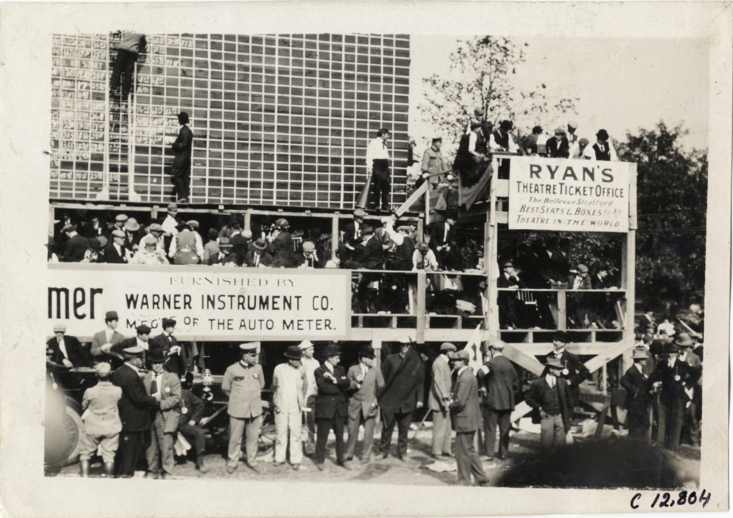 Spectators and scoreboard, 1909 Fairmount Park races