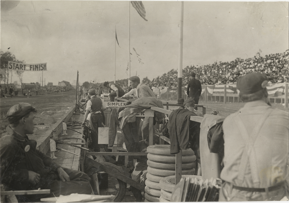 Pit crews, 1908 Grand Prize races