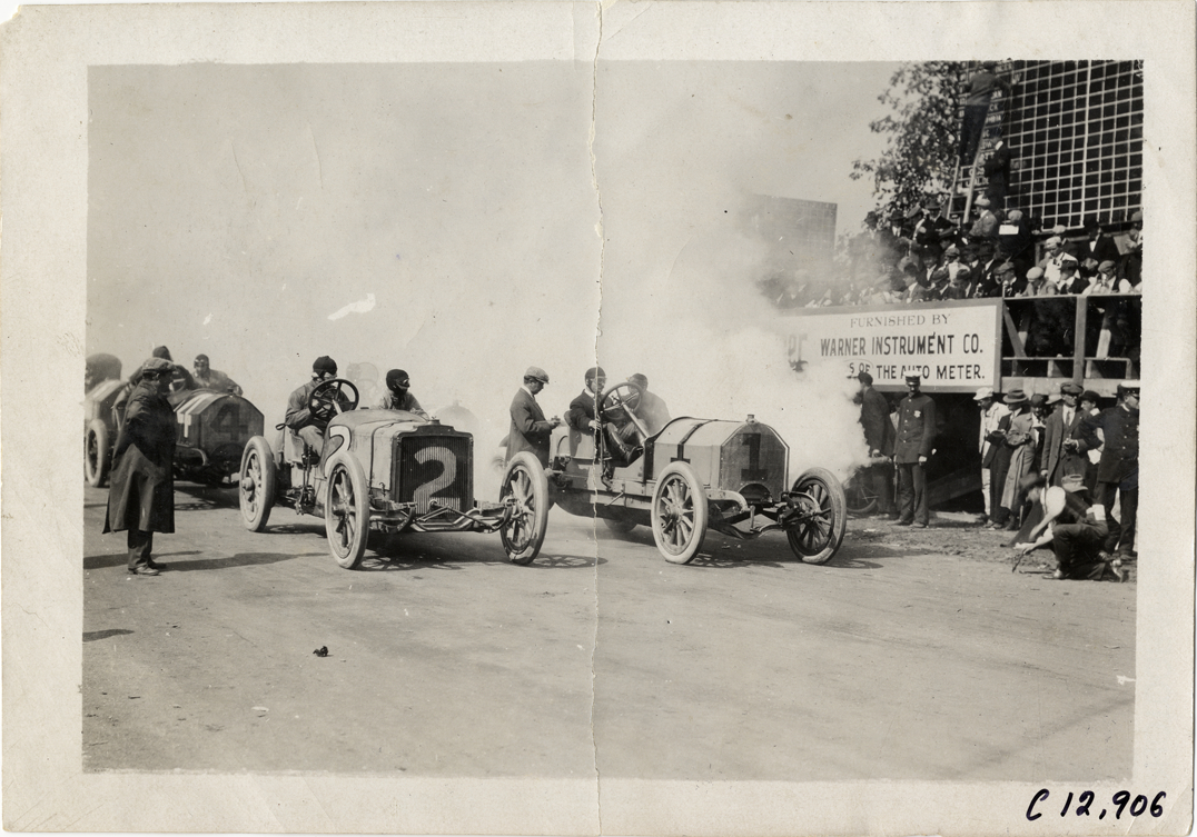 Racecars waiting at starting line, 1909 Fairmount Park races