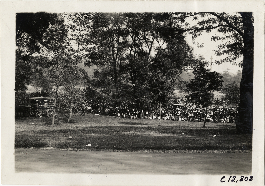 Spectators on roadside, 1909 Fairmount Park races