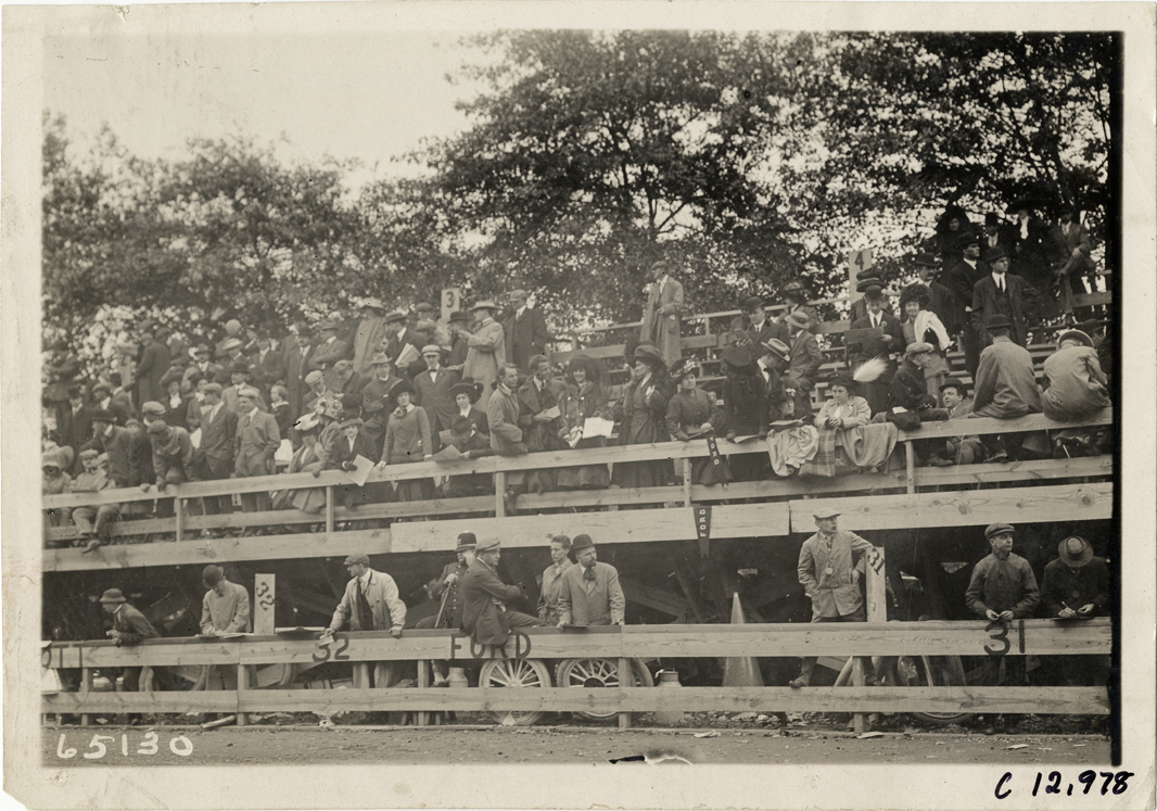 Pit crew and spectators, 1910 Fairmount Park races