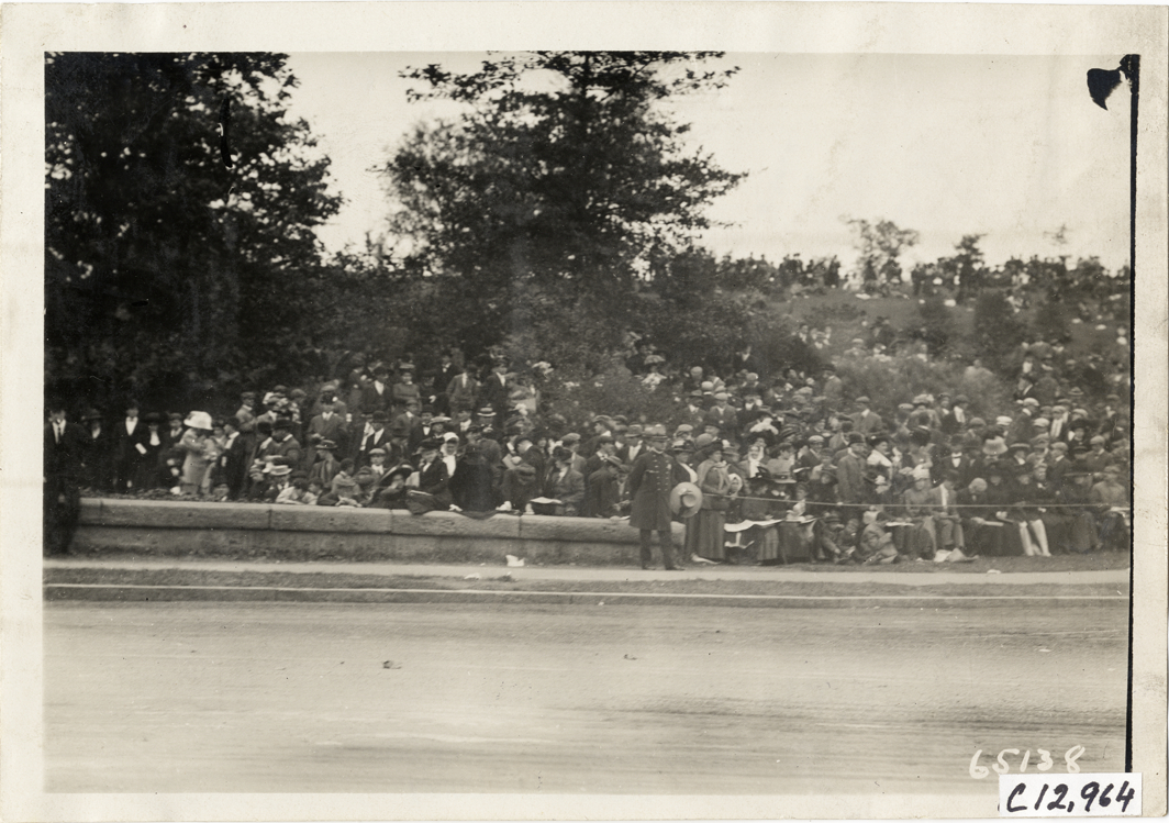 Spectators, 1910 Fairmount Park races