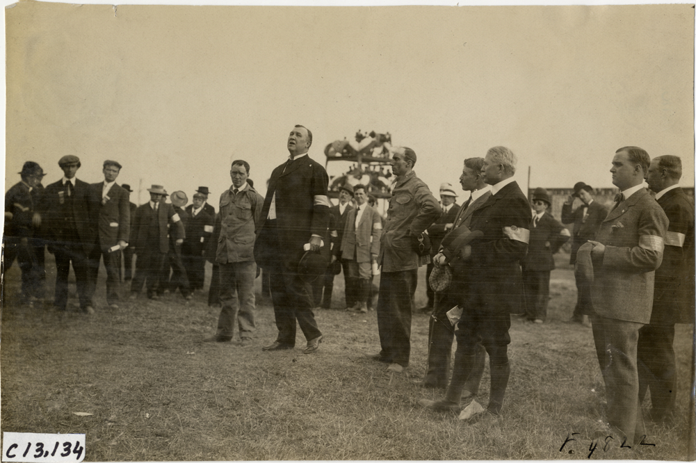 Governor Hoke Smith addressing crowd, 1908 Grand Prize races