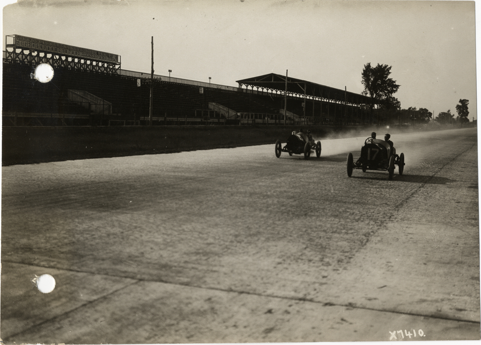 Racecars in trial race, 1913 Indianapolis 500 automobile race