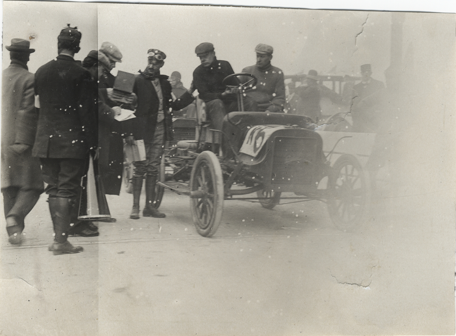 Driver and passenger in racecar, 1908 Long Island Sweepstakes