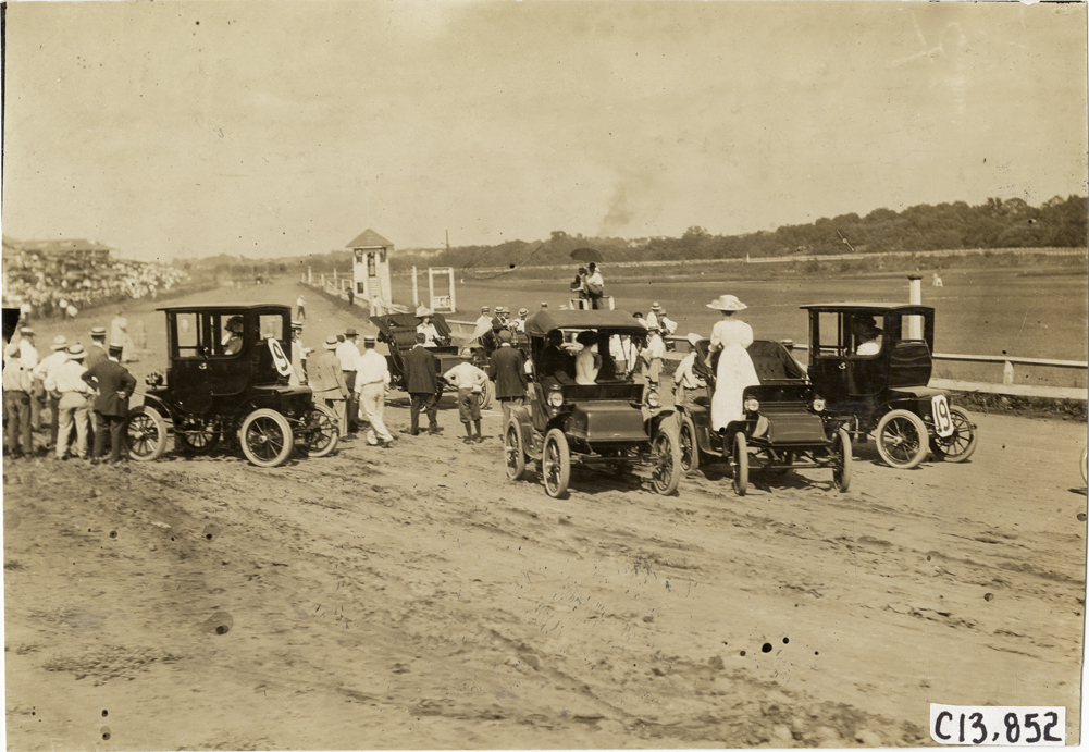 Electric cars before obstacle race, 1909 Kansas City auto races