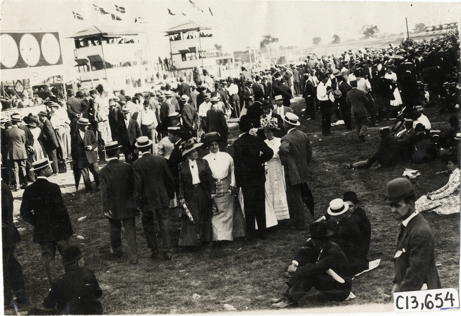 Spectators, 1909 Indianapolis races
