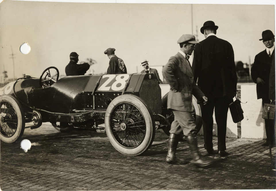Isotta-Fraschini racecar at pits, 1913 Indianapolis 500 automobile race
