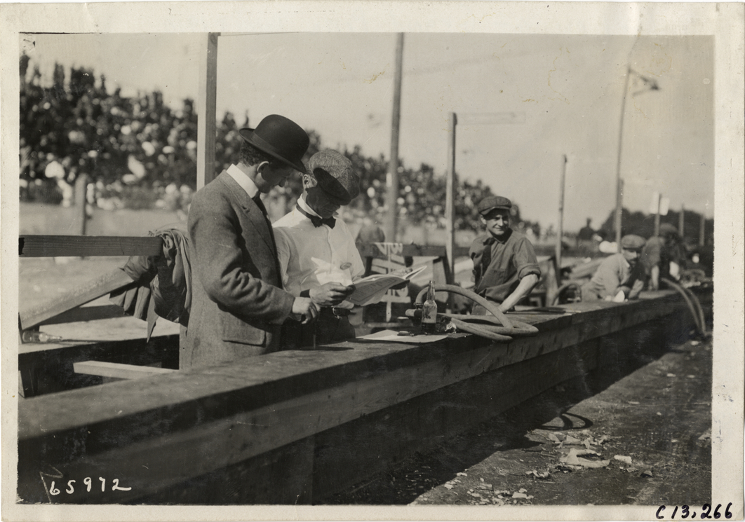 Pit crew, 1910 Grand Prize races