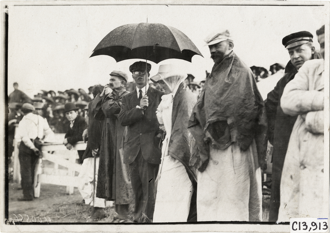 Spectators, 1908 Long Branch races