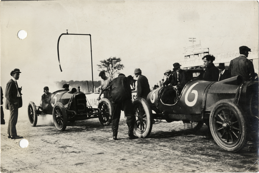 Crews with Mason racecars, 1913 Indianapolis 500 automobile race