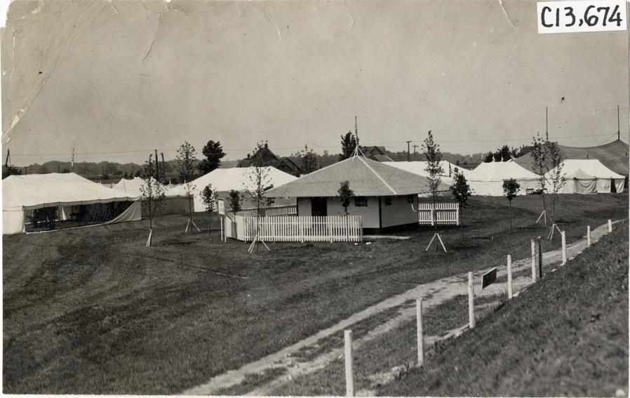 Wooden-frame building, 1909 Indianapolis races