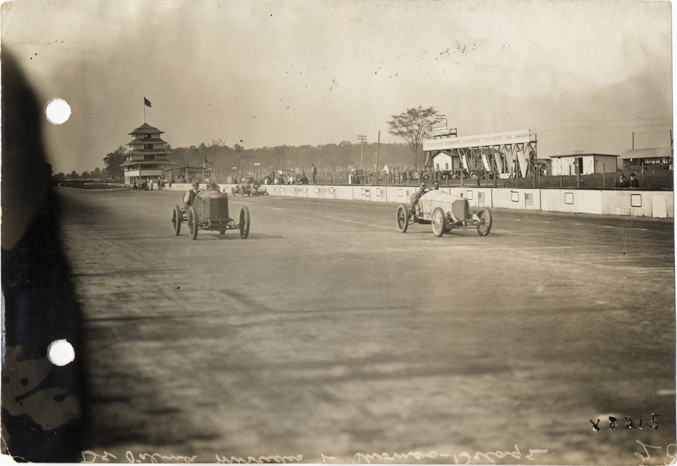 Mercedes and Delage cars racing on track, 1914 Indianapolis 500 automobile race