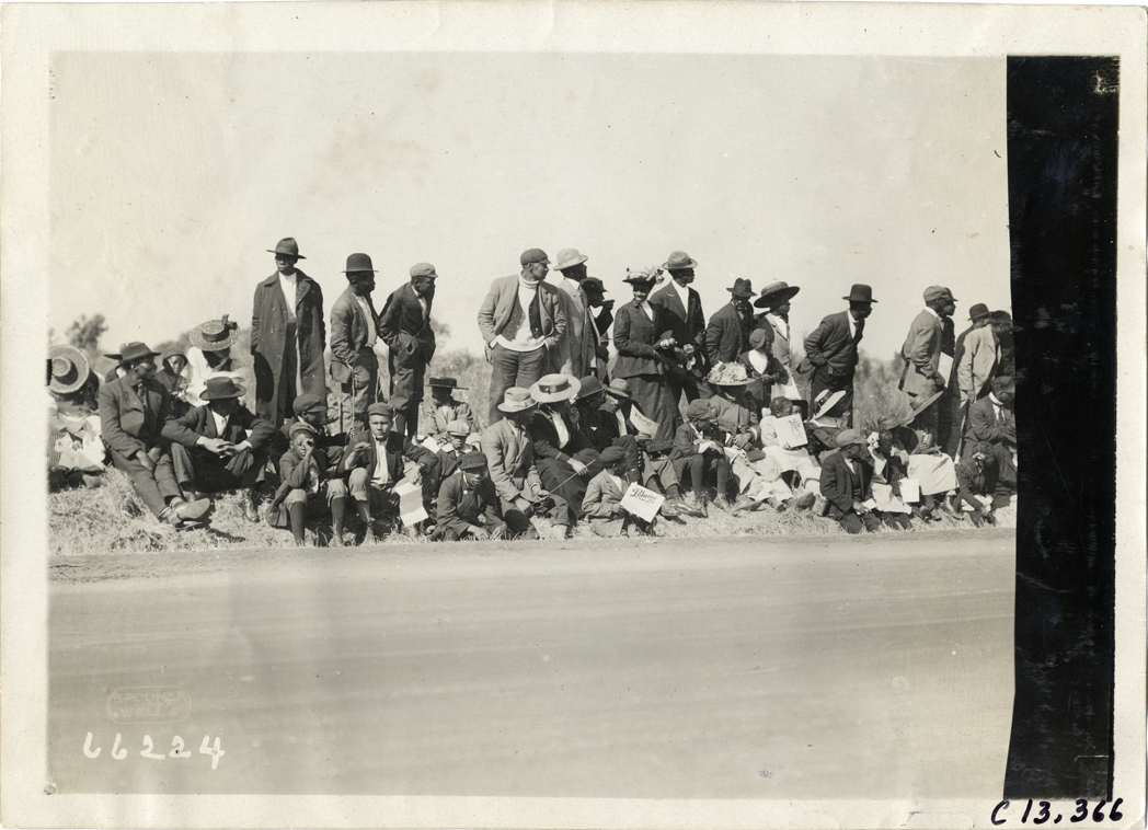 Spectators on roadside, 1910 Grand Prize races