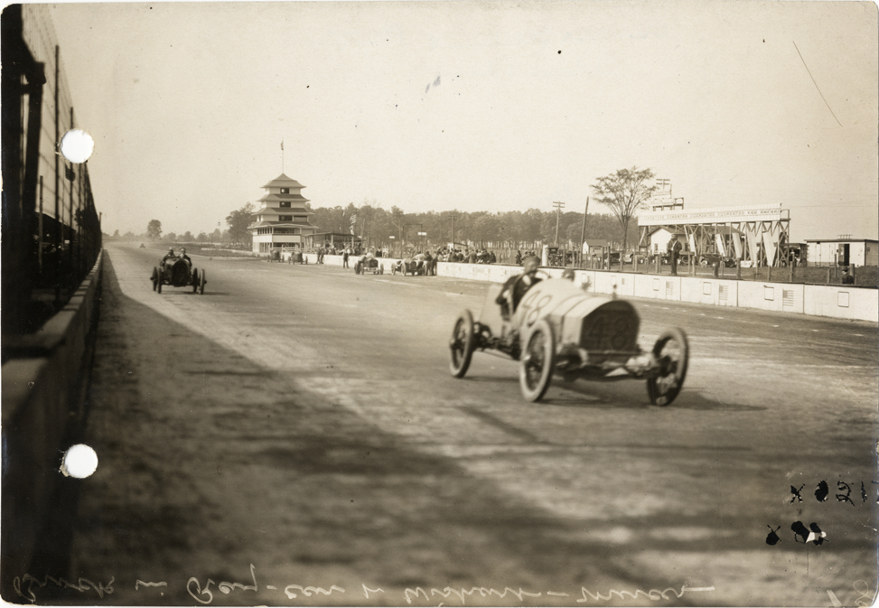 Ray and Mercer cars racing on track, 1914 Indianapolis 500 automobile race
