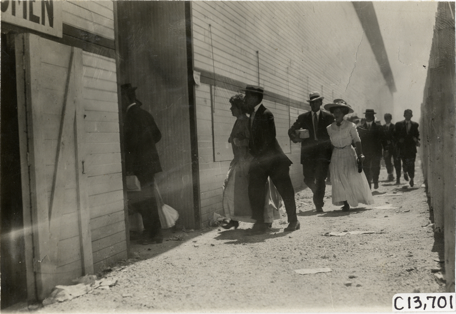 Spectators, 1909 Indianapolis races