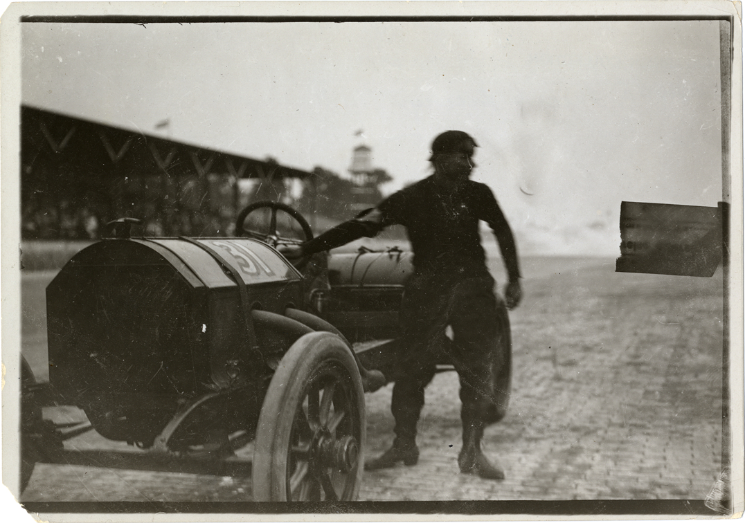 Joe Dawson with Marmon racecar, 1910 Indianapolis races