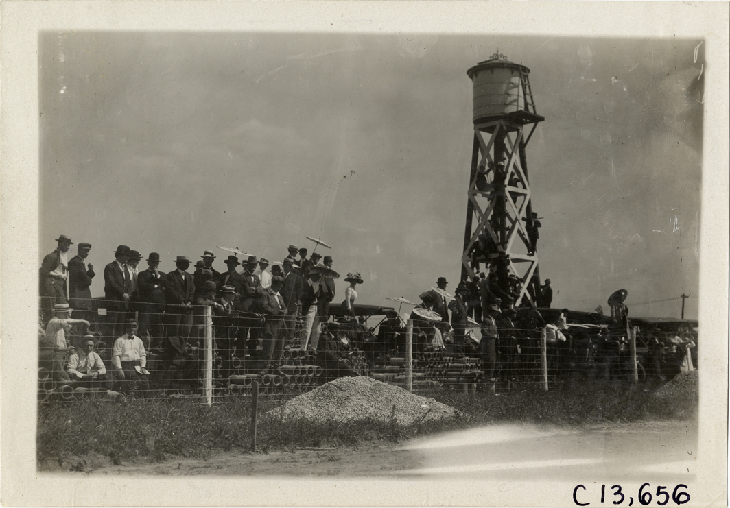 Spectators, 1909 Indianapolis races