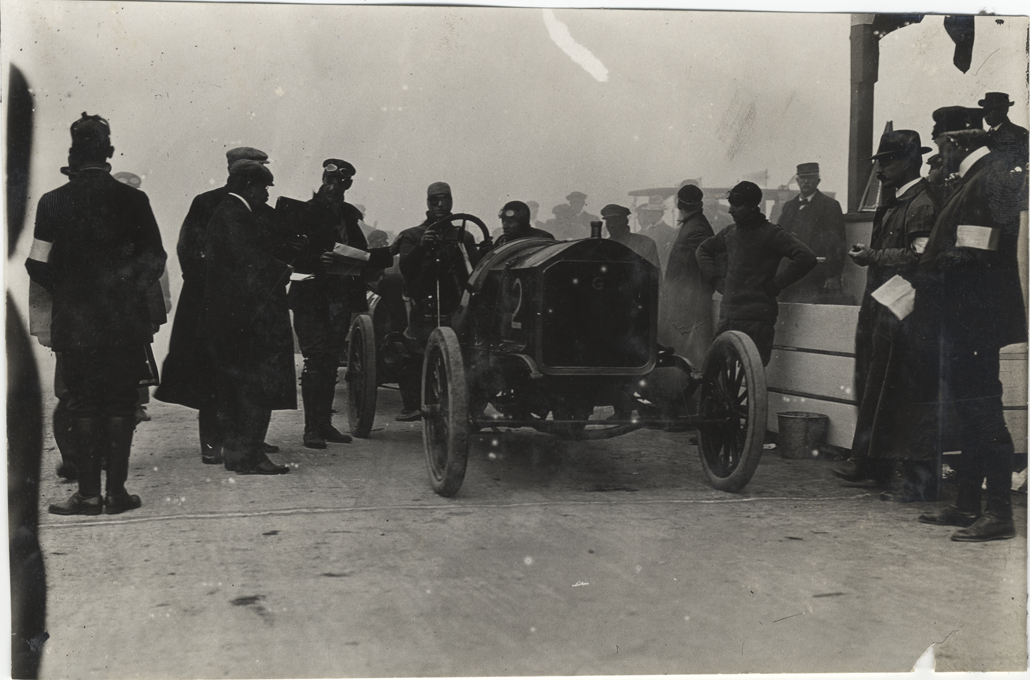 Driver and passenger in racecar, 1908 Long Island Sweepstakes