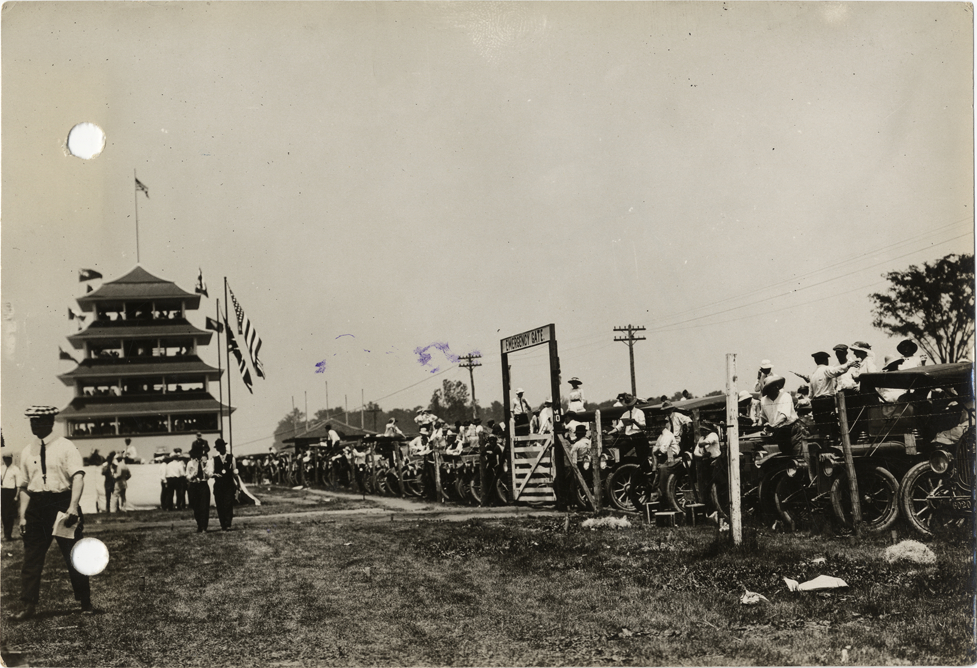 Spectators on trackside, 1913 Indianapolis 500 automobile race
