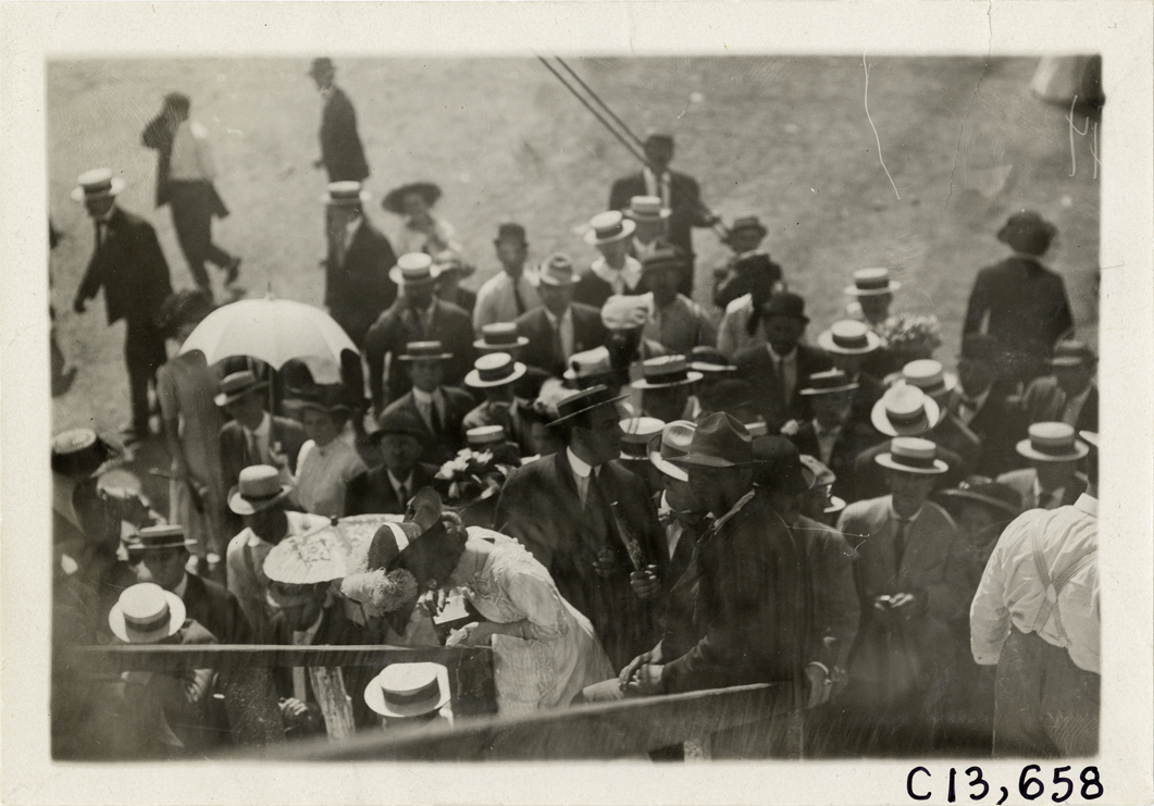 Spectators, 1909 Indianapolis races