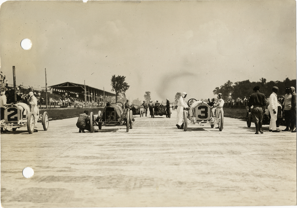 Racecars at starting line, 1913 Indianapolis 500 automobile race