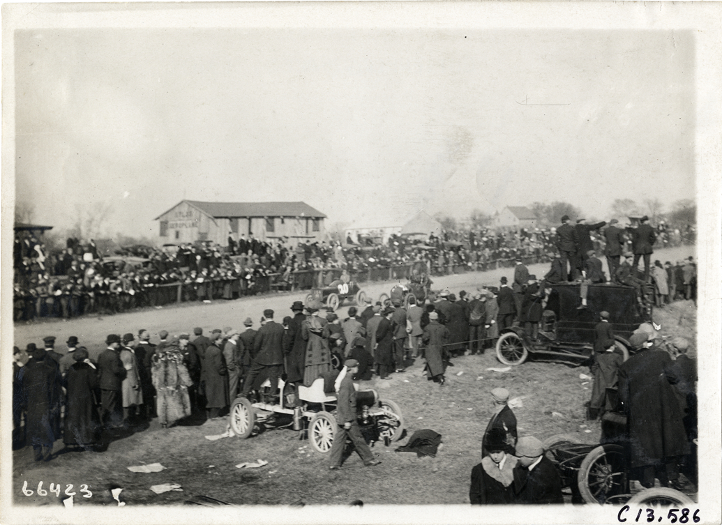 Spectators on roadside, 1910 Guttenberg races