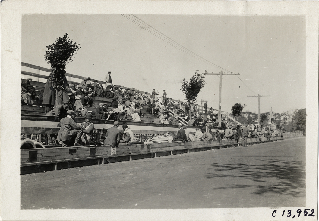 Spectators and pit crews, 1909 Long Island Derby