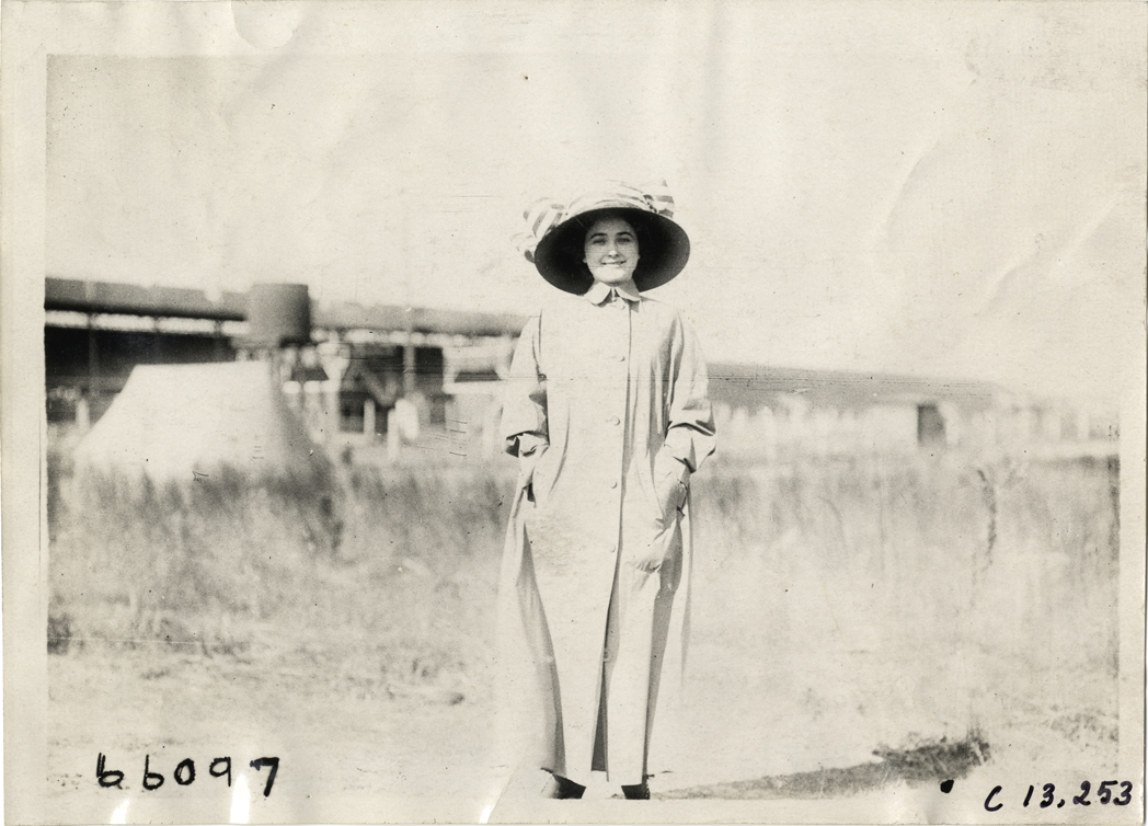 Woman at racetrack, 1910 Grand Prize races