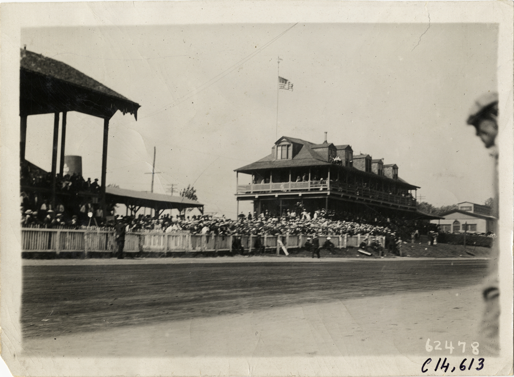 Clubhouse and spectators, 1910 Point Breeze races