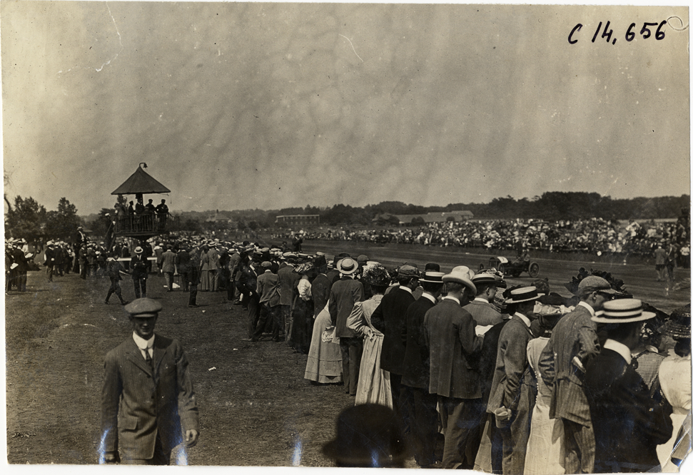 Spectators, 1909 Readville races