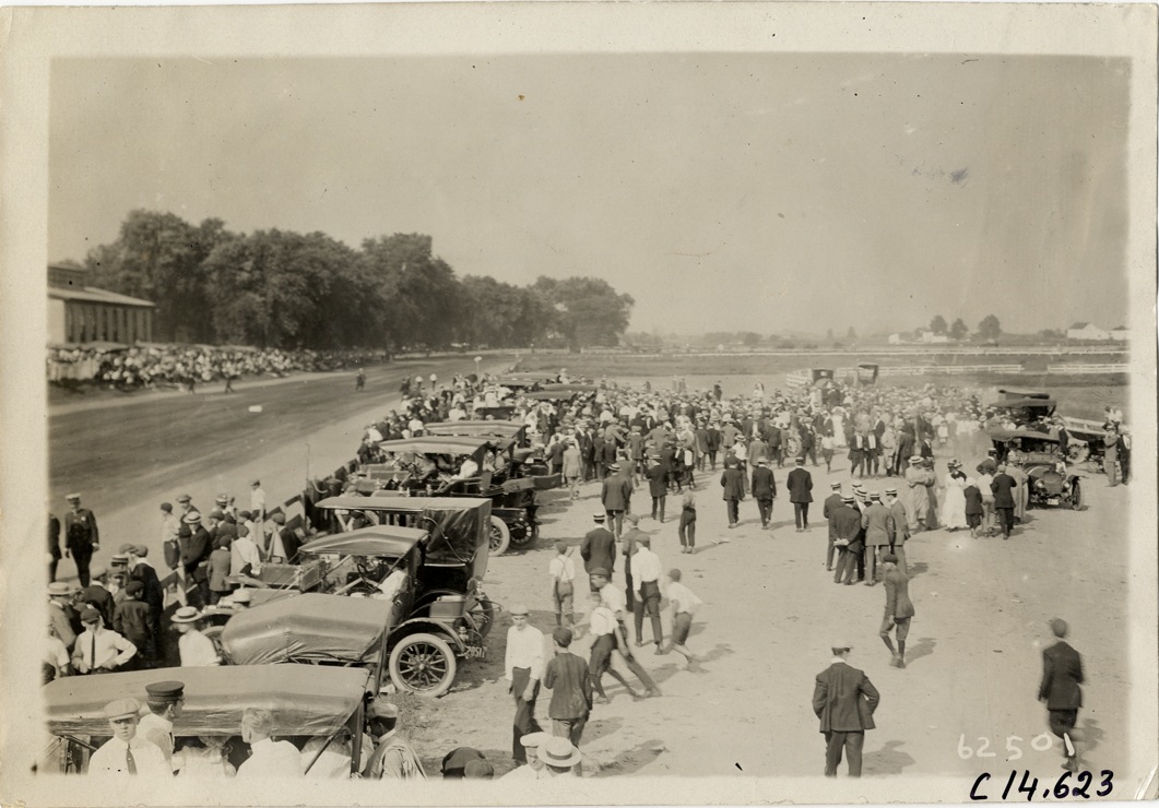 Spectators with automobiles, 1910 Point Breeze races