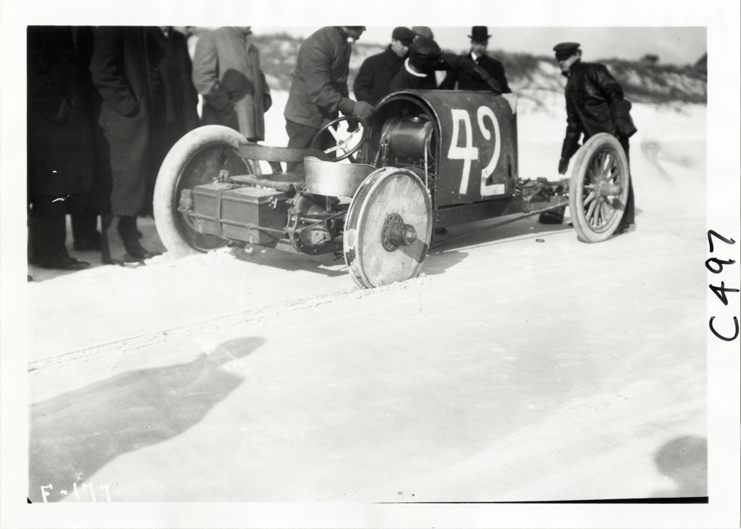 Men looking at Peerless Green Dragon racecar, 1905 Ormond-Daytona races |  DPL DAMS