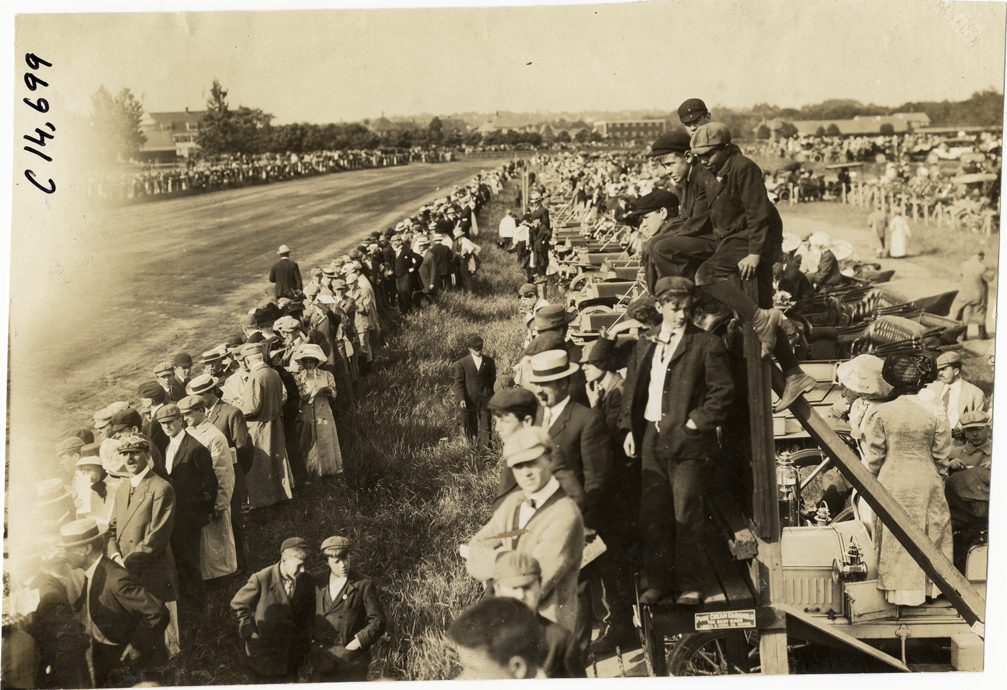 Spectators, 1909 Readville races