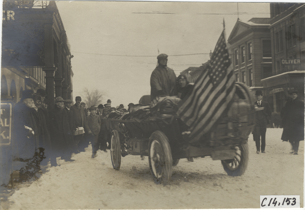Motorists in Thomas Flyer automobile, 1908 New York to Paris Race