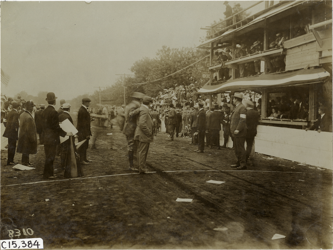Officials at starting line, 1906 Vanderbilt Cup races