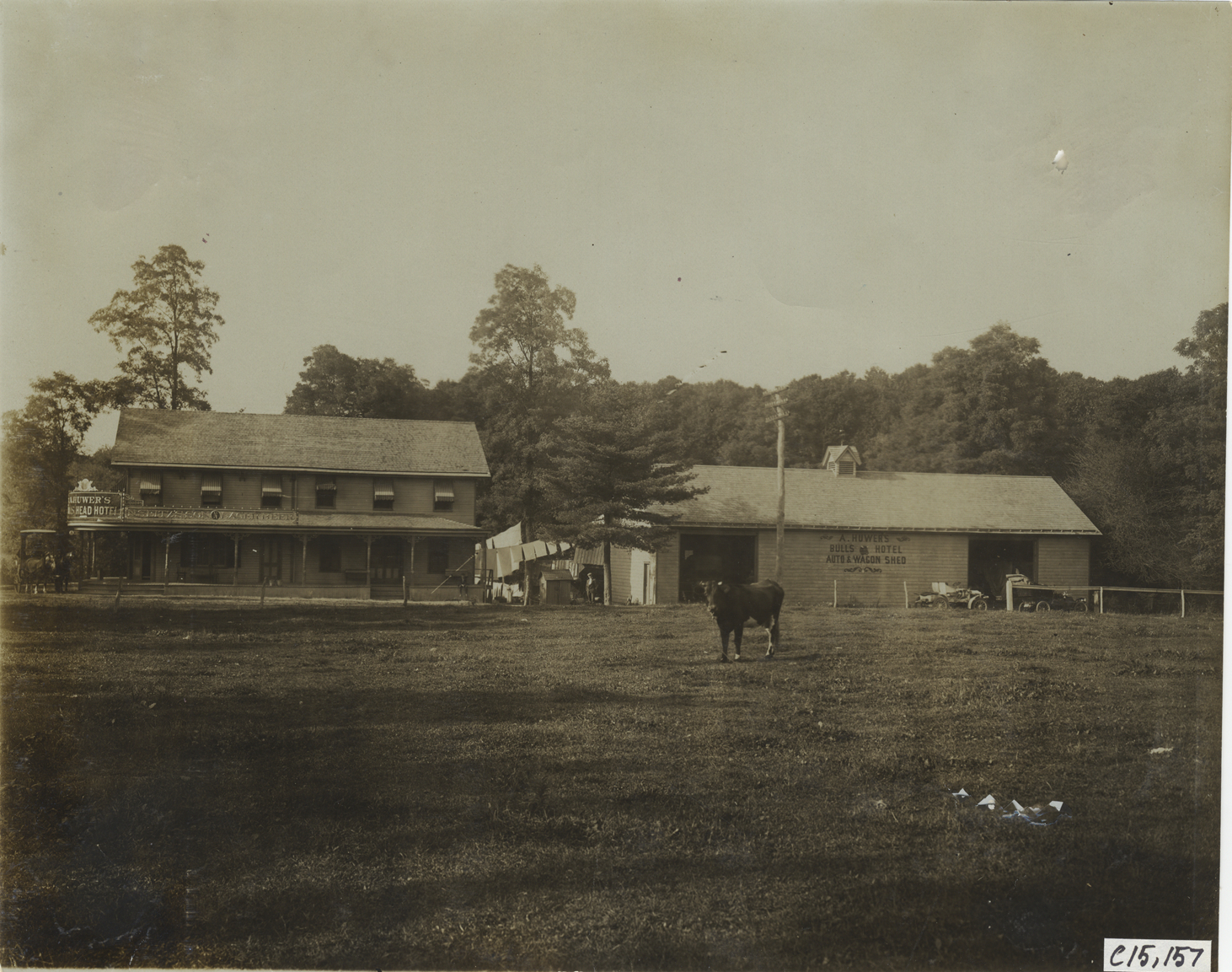 White camp at A. Huwer's Bulls Head Hotel, 1905 Vanderbilt Cup races
