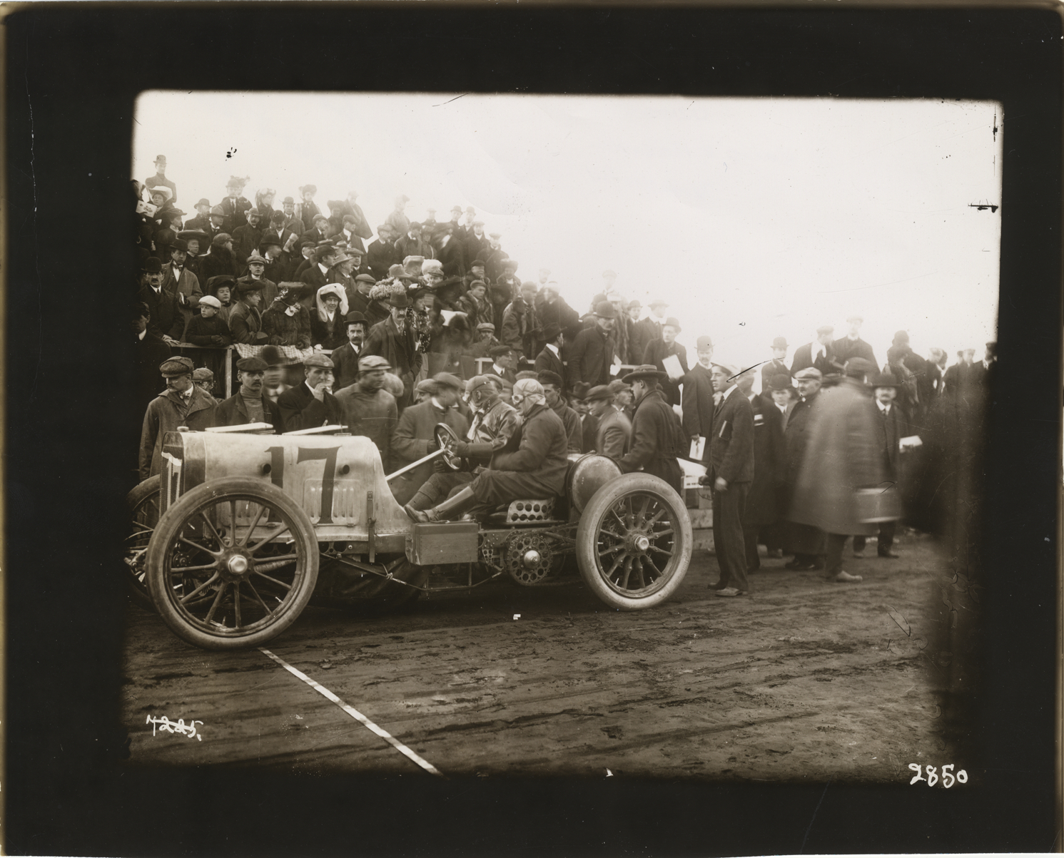 Frank Croker and passenger in Simplex racecar, 1904 Vanderbilt Cup races