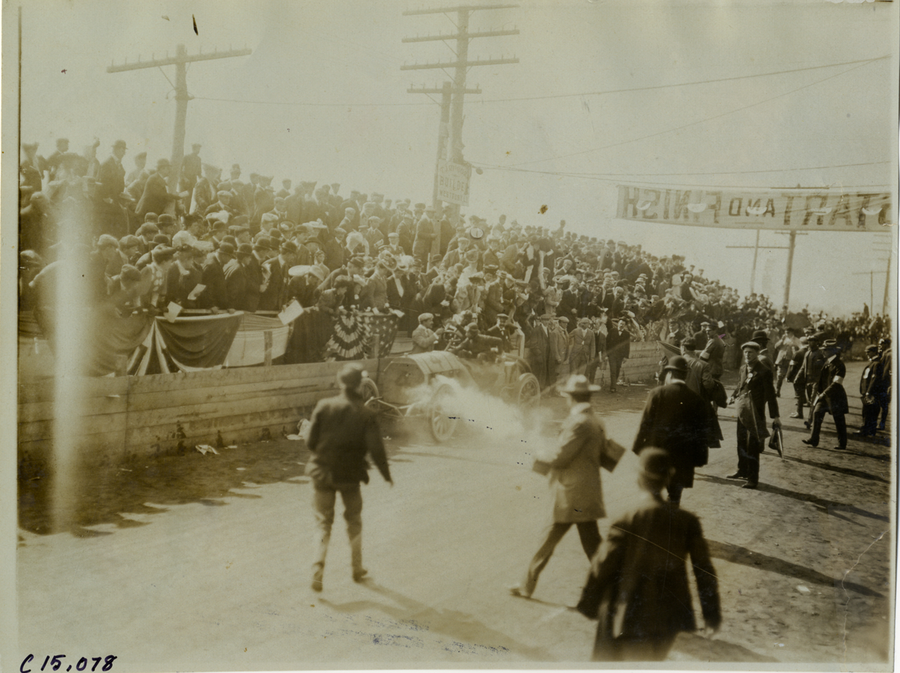 Vicenzo Lancia in Fiat racecar at starting line, 1905 Vanderbilt Cup races