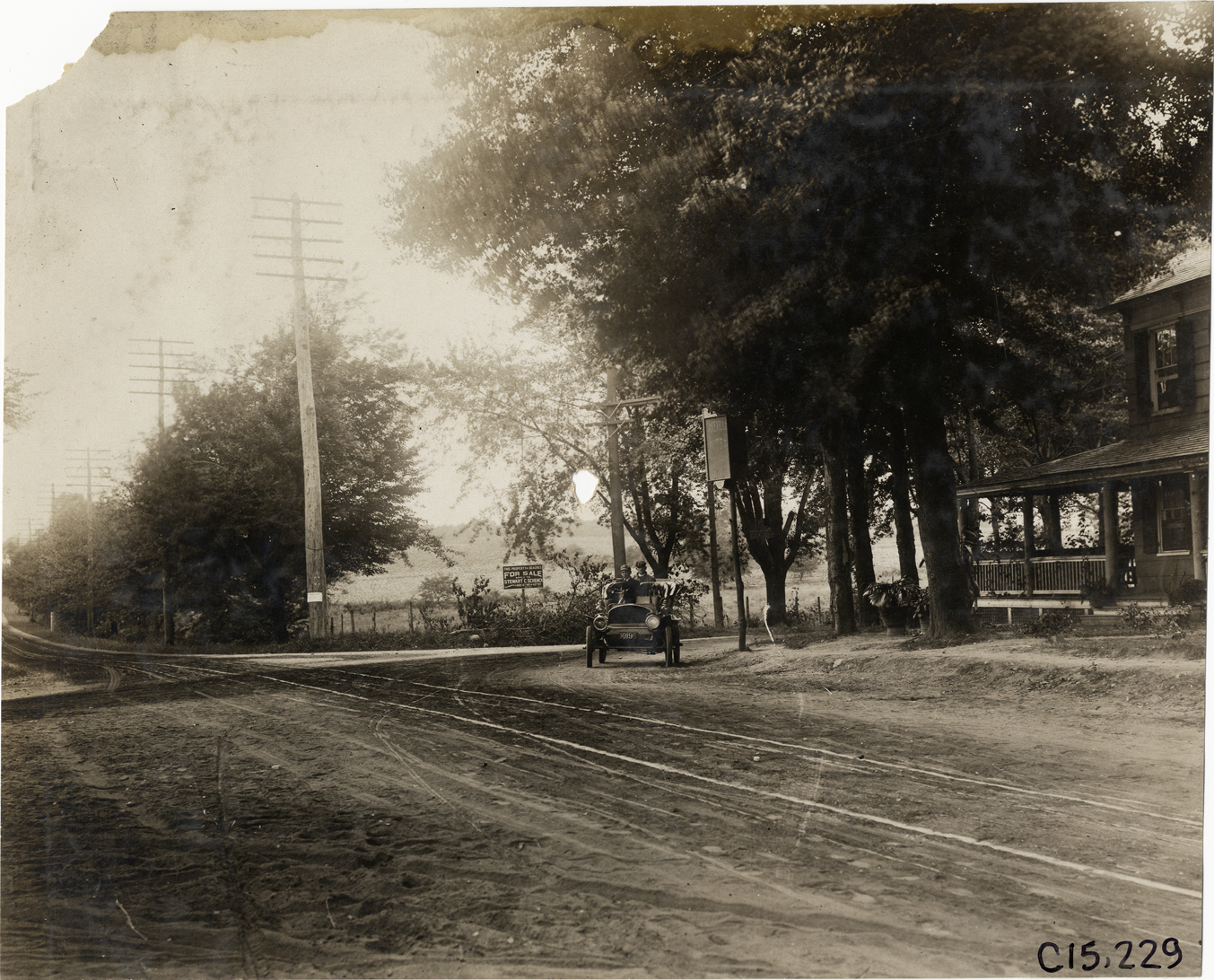 Motorists traveling on course past Lakeville Hotel, 1906 Vanderbilt Cup races