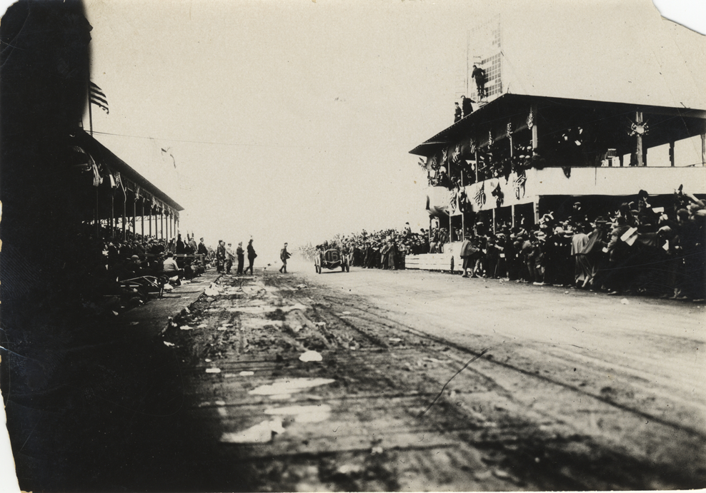 Racecar crossing finish line, 1908 Vanderbilt Cup races