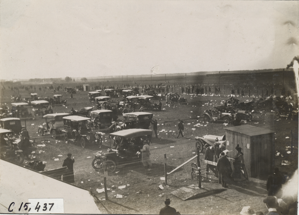 Automobiles parked in field, 1908 Vanderbilt Cup races