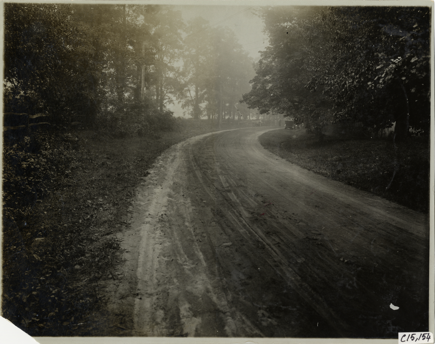 Scene of accident involving Fiat racecar, 1905 Vanderbilt Cup races