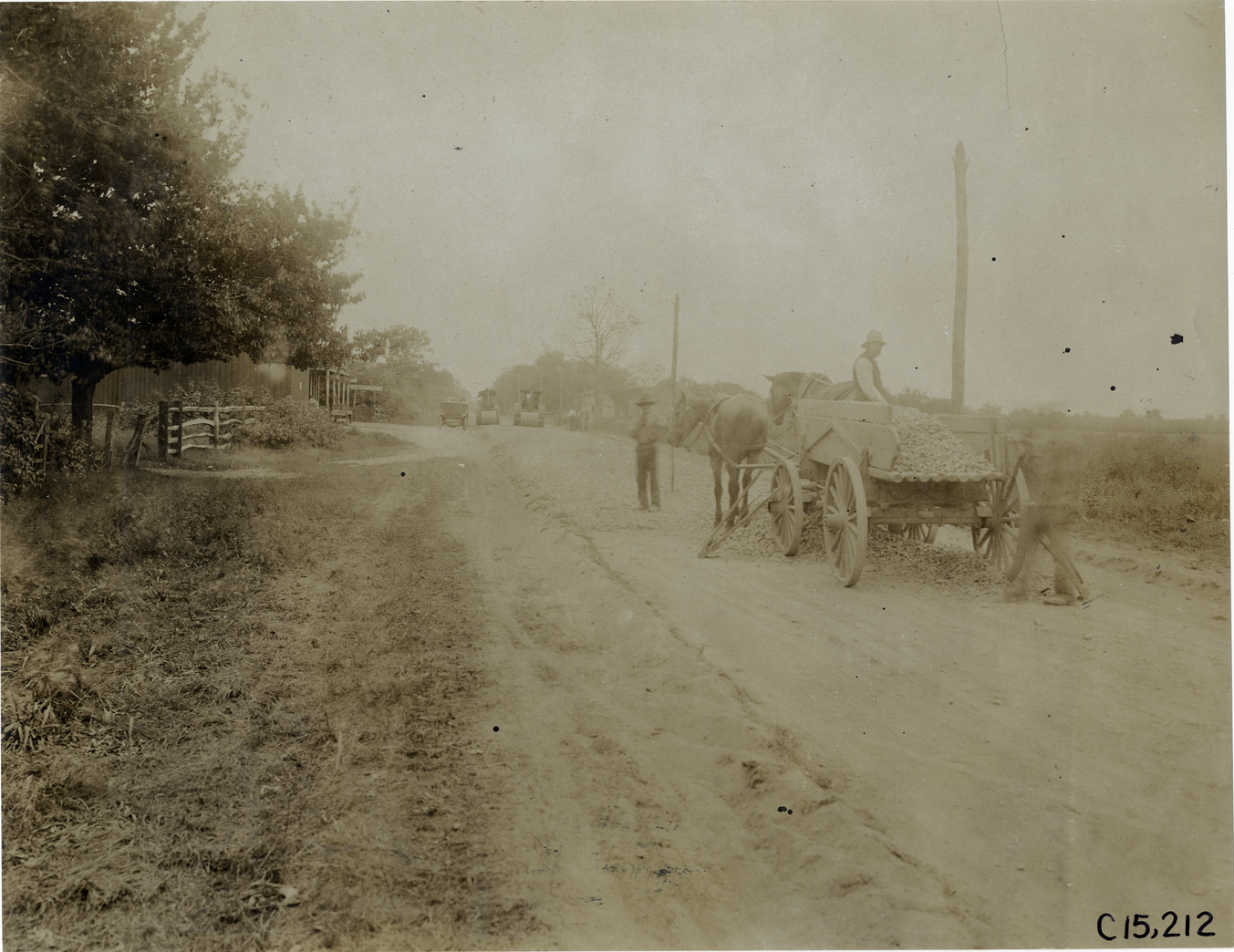 Horse-drawn wagon hauling gravel, 1906 Vanderbilt Cup races