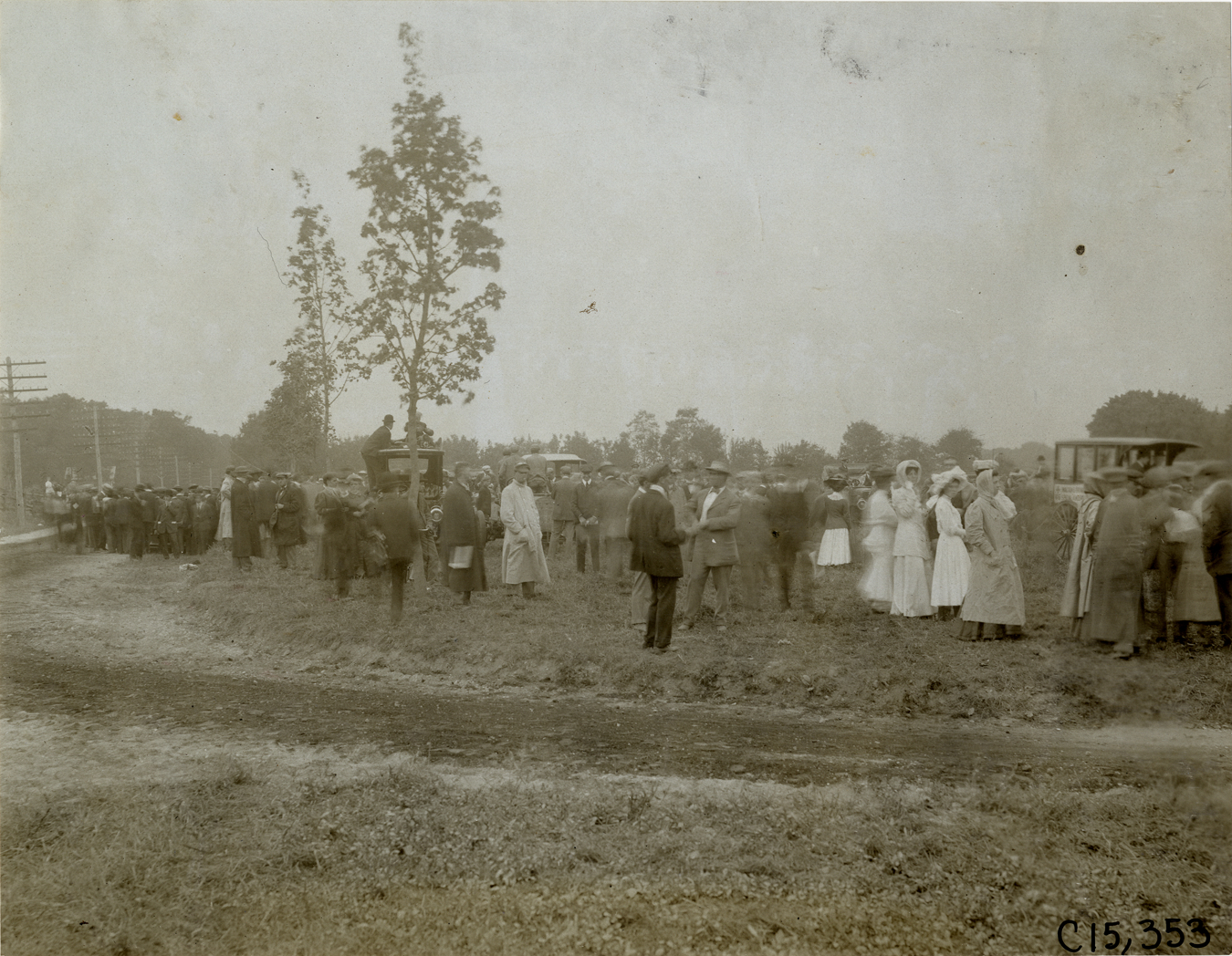 Spectators on roadside, 1906 Vanderbilt Cup races