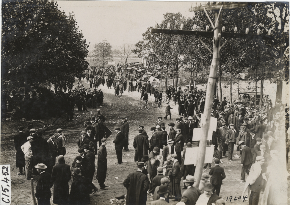 Spectators on roadside, 1908 Vanderbilt Cup races