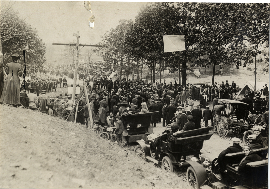 Crowd leaving Flatiron Turn area, 1908 Vanderbilt Cup races