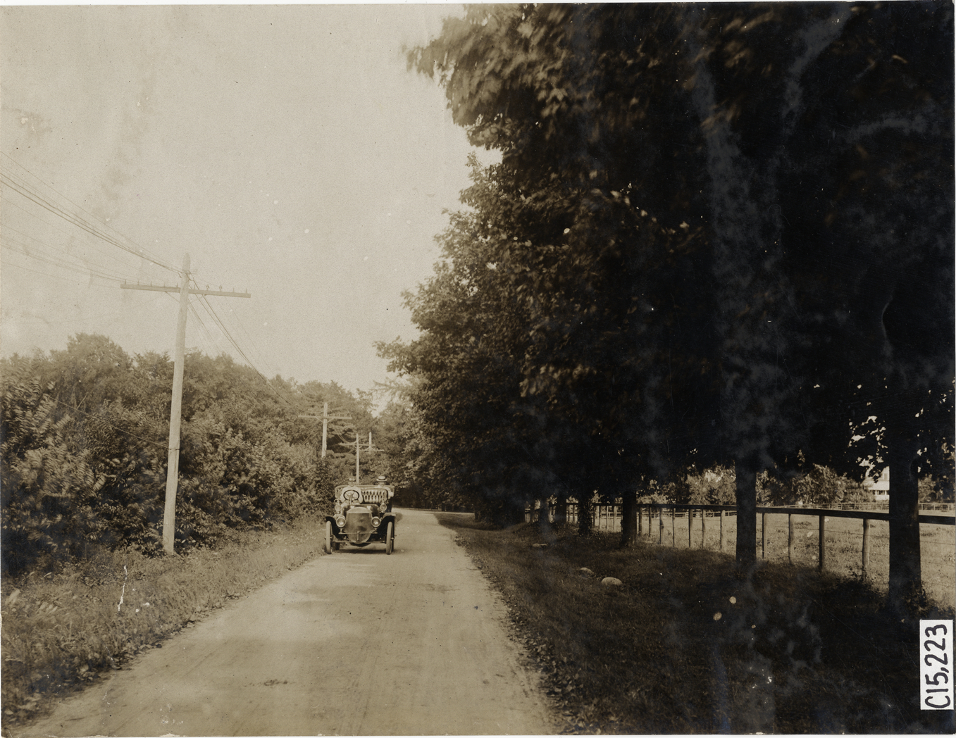 Motorists traveling on Old Westbury Road, 1906 Vanderbilt Cup races